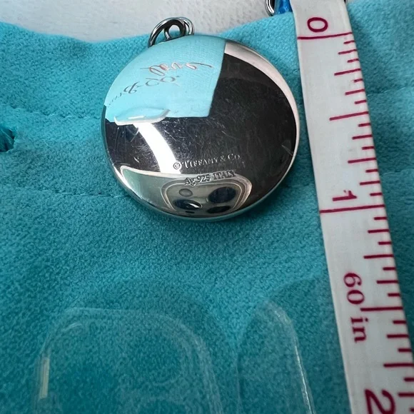 COPY - Tiffany & Co. Rare round locket. Engraving of “TIFFANY & CO • NEW YORK •” - Picture 3 of 5